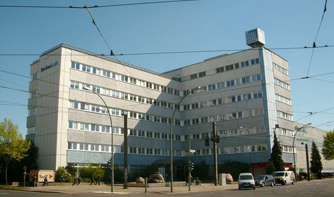 Affordable office rents in the Herzbergstrasse commercial location close to the city center (Berlin-Lichtenberg)
