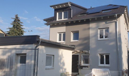 Neubau Dachgeschoßwohnung mit Balkon in Drei-Parteien-Haus