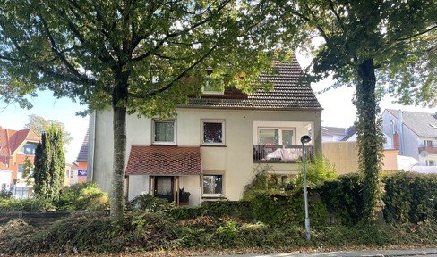 Solid 3-family house in the renovation area with 50% to 70% funding opportunity