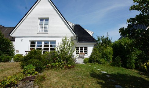 Beautiful core-rehabilitated house in quiet location in Ahrensburg/Ammersbek with separate building plot