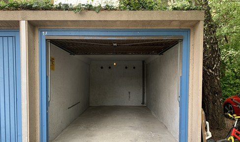 Secure single garage, lockable in quiet backyard for rent!