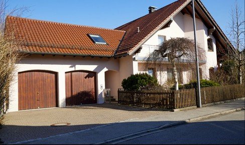 Flexibility, potential and variety combined: Two-family house in Gablingen - No broker fees!
