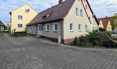 Einfamilienhaus in Eggolsheim/Ortsteil Weigelshofen mit Scheune, Unterstellgebäude und Grünfläche