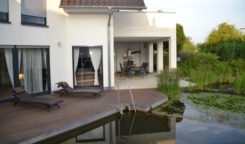 Traumhaftes Architektenhaus mit malerischem Teich in ruhiger Feldrandlage