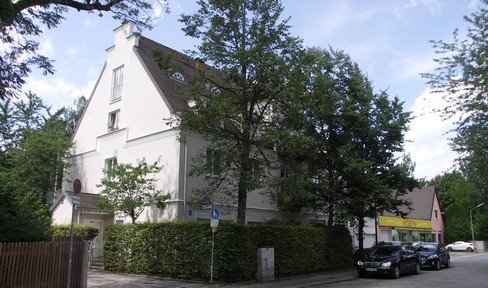 Top location! Dorfplatz Alt-Solln - spacious 2 room apartment (3 rooms on request)- commission-free -
