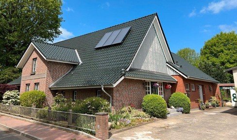 Well-maintained two-family house near Hamburg with large plot, quiet location