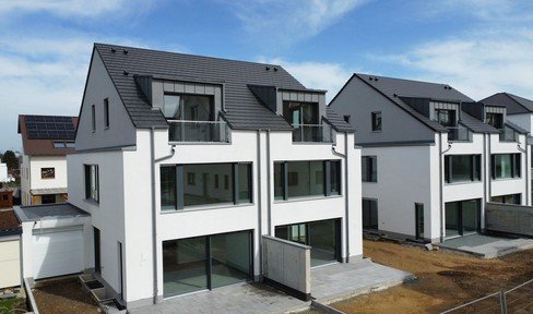 First occupancy: High-quality architect-designed 6-room detached house with EBK in Bad Homburg KFW 55