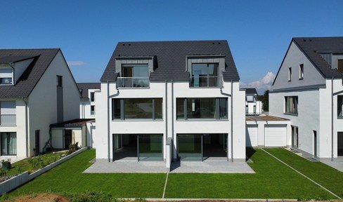 First occupancy: High-quality architect-designed 6-room detached house with EBK in Bad Homburg KFW 55