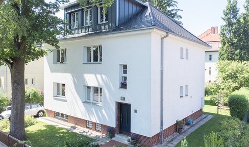 Prime location Zehlendorf: Energetically renovated, well-maintained 1930s house with large granny apartment