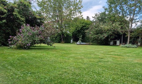 Sunny building plot for detached house, quiet location in Strasslach