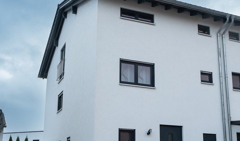 Von Privat DHH 163 m² Wohnfläche; Luft-Wasser Wärmepumpe; A+; Wallbox; Preis VHB