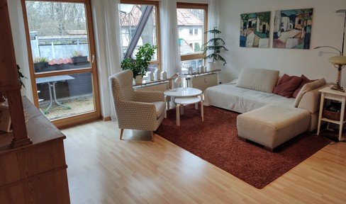 Bright and quiet 2-room apartment close to the canal. Garage and balcony available.