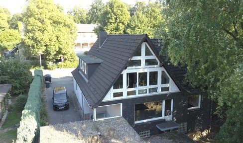 Schmachtenbergviertel in Kettwig, two-family house on a spacious plot with access to the forest