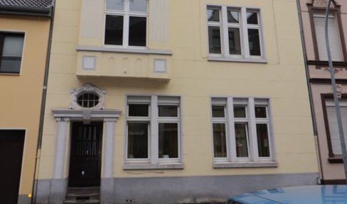 Beautiful / large apartment in old building with large bathroom & kitchen