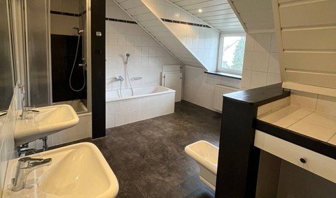 Large apartment in old building - XL bathroom with bathtub & shower, large kitchen