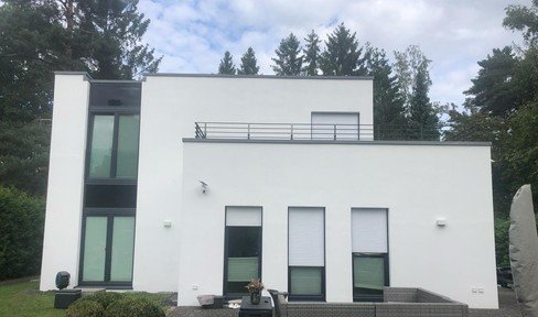 Modern Bauhaus villa with 274 m2 of living and usable space on a large plot for sale in Seevetal