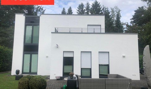Modern Bauhaus villa with 274 m2 of living and usable space on a large plot for sale in Seevetal