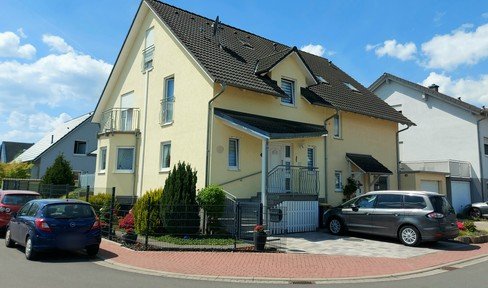 Zum Verlieben! Großzügige Doppelhaushälfte mit traumhaftem Garten in Hasselroth-Neuenhasslau