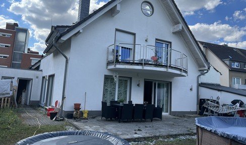 Central property with 16 rooms in Leverkusen-Schlebusch