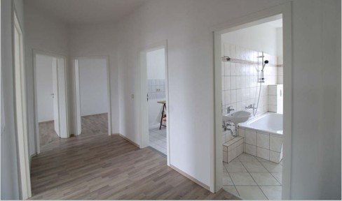 Mit Küche & Balkon: helle 4 Raum Whg ab Juli – W/ Kitchen & balcony: 4 room apartment from July