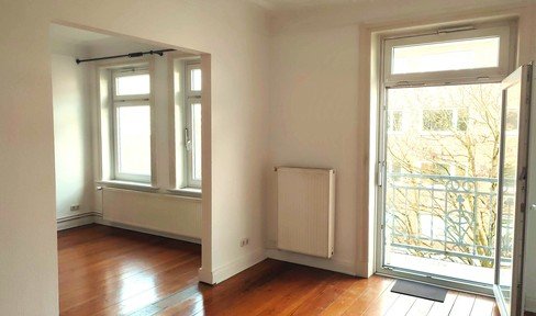 Directly from the owner In a quiet part of Eimsbüttel: Cozy 3-room apartment in an old building with balcony