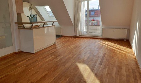 Sunny top-floor maisonette with 3 terraces, prime location Kollwitzkiez, commission-free
