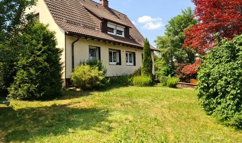 Charming detached house in top location with large garden