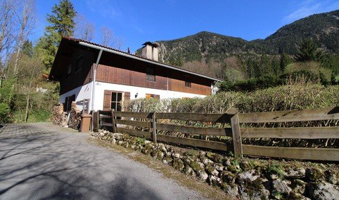 Small cozy DHH in a fantastic location for mountain lovers!