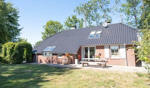 Stylish Fehnhaus in East Frisia: Lovingly renovated with outbuilding in dream location! Free of commission