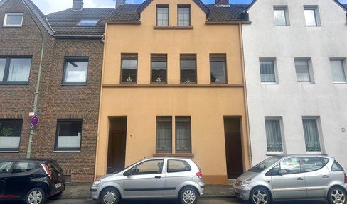 FREE OF PROVISION - Spacious detached house with garden and lots of potential in Neuss-Holzheim