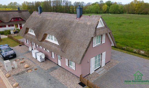 Modern semi-detached house with thatched roof and sauna on the Baltic Sea (vacation home) - buyer's commission-free