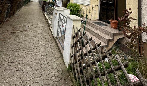 Free of commission: Space miracle with 6 rooms - Spacious mid-terrace house in Nuremberg incl. garage