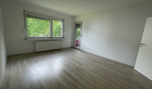 Attractive and modernized 3-room apartment with balcony and fitted kitchen in Hamm