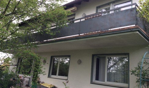 Schöne 4 Zimmerwohnung mit großem Balkon, im Grünen mit Panoramablick auf Schloß Seehof.