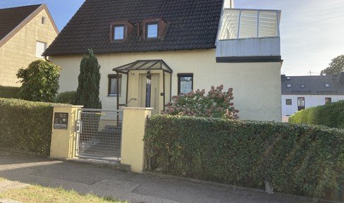 Neusäß: 6-room 2-family house with garden near the hospital with 2 garages