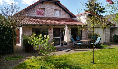Provisionsfreies freistehendes Einfamilienhaus mit Garage, Carport, großem Garten und Feldblick