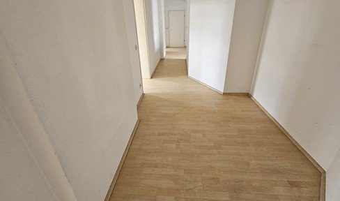 Beautiful 3-room apartment in old building with fitted kitchen in Cottbus center