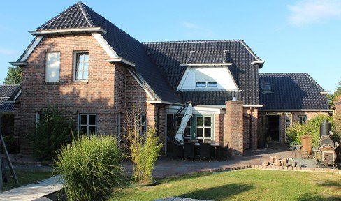 Spacious detached house in a central location in Hooksiel. Free of commission.