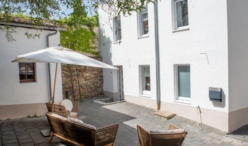 Charming semi-detached house in a prime location - modern living with an idyllic inner courtyard