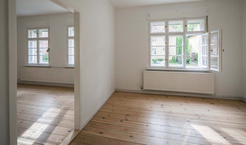 Commission-free: charming 4-room apartment with garden use in Zinnowwaldsiedlung with old building details