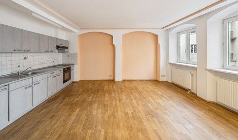 Urban living with historical flair: exclusive apartment in an old building in Dominikanergasse