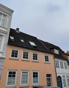 Townhouse with garden near the center with lots of potential - - PROVISION FREE