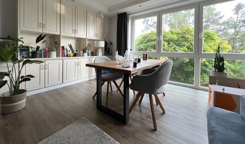 Stilvolle, geräumige und modernisierte 2-Zimmer-Wohnung mit Balkon zentral in Hamburg-Poppenbüttel