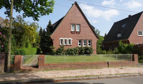 Family-friendly red brick villa on a large plot in Wellingsbüttel