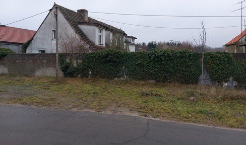 Large building plot with existing buildings, 2 additional detached houses possible and forest