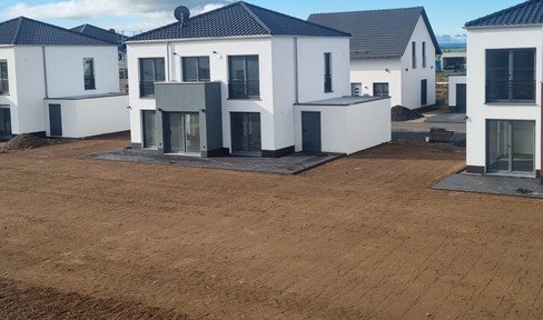 New build detached house KFW 55 with garage and large garden
