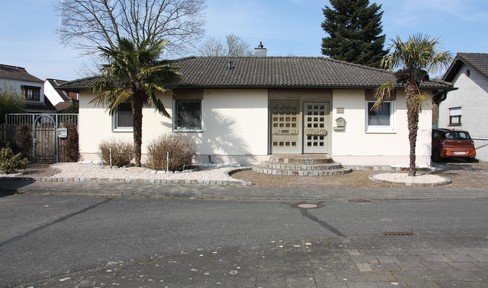 Detached single-family house/bungalow with large plot of land