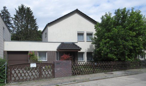 well-kept detached house with adjoining garage, 3 to 5 rooms, Berlin directly on Tegeler Fließ