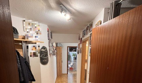 Exclusive, spacious and renovated 3-room apartment with balcony and fitted kitchen in Leonberg
