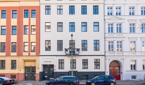 4-room apartment with 107 m² in a renovated old building in Kreuzberg - rented out
